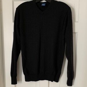 High Sierra Women’s black v-neck sweater 
100% Merino Wool ⭐️
size M